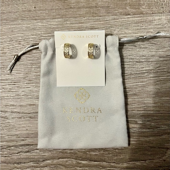 Kendra Scott Kelly Huggie Earrings in Gold - Picture 3 of 7